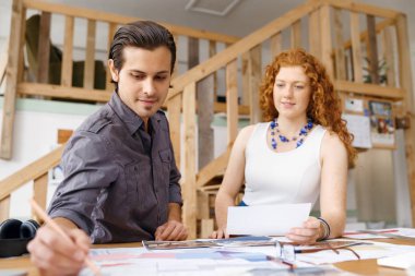 Ofisteki iki genç mimar