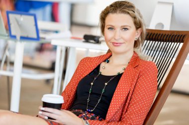 Görevdeki genç bayan.