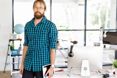 Genç adam ofiste çalışıyor.