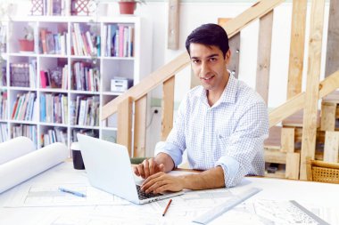 Genç adam mimar ofis