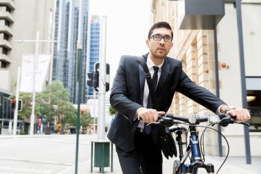 Bisikletli genç işadamları