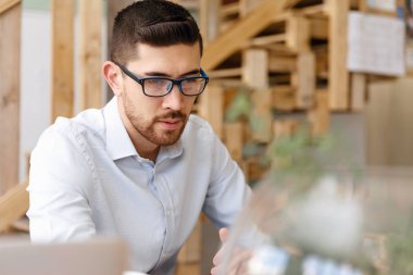 Genç adam mimar ofis