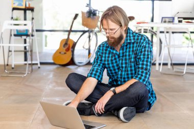 Genç adam ofiste çalışıyor.