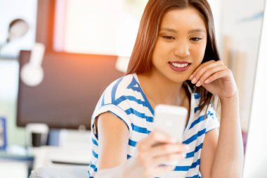 Görevdeki genç bayan.