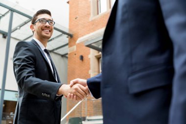 onların el sıkışan iki iş adamları