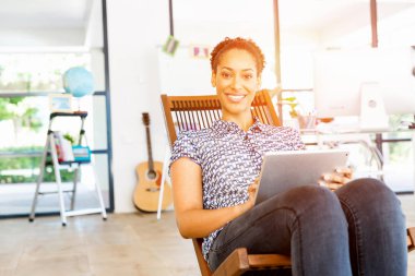 Afro-Amerikan ofis çalışanı iş içinde gülümseyen portresi