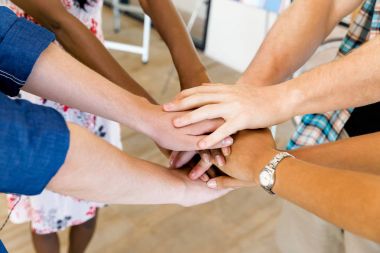 Gençlerin birlikte ellerini koyarak Üstten Görünüm