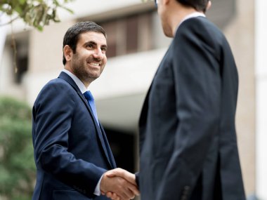 onların el sıkışan iki iş adamları