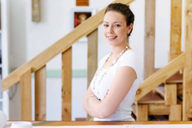 Görevdeki genç bayan.