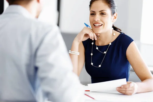 Aantrekkelijke kantoormedewerker aan het bureau — Stockfoto