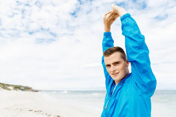 Man training on beach outside — Stock Photo, Image