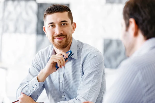 Gente de negocios en oficina moderna — Foto de Stock