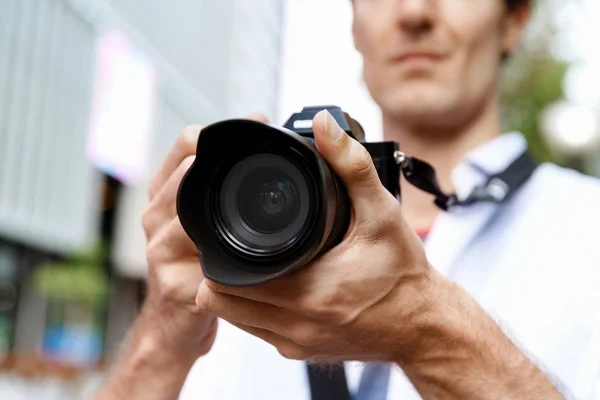 Fotógrafo masculino tomando fotos —  Fotos de Stock