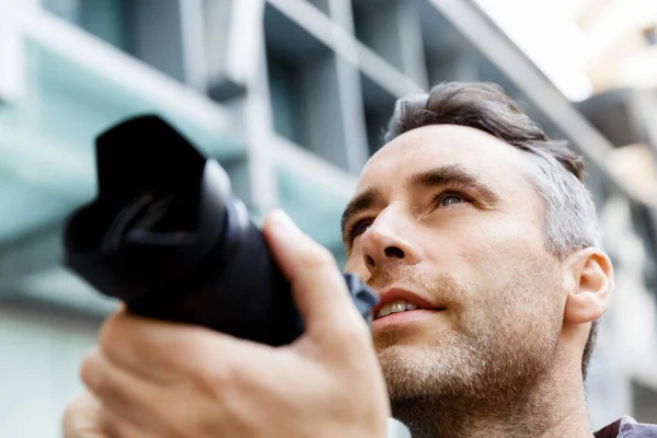 Male photographer taking picture — Stock Photo, Image