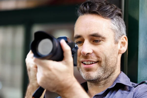 Male photographer taking picture — Stock Photo, Image