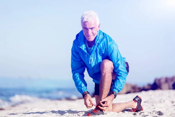 Runner veters van zijn schoenen en bereidt om te joggen — Stockfoto