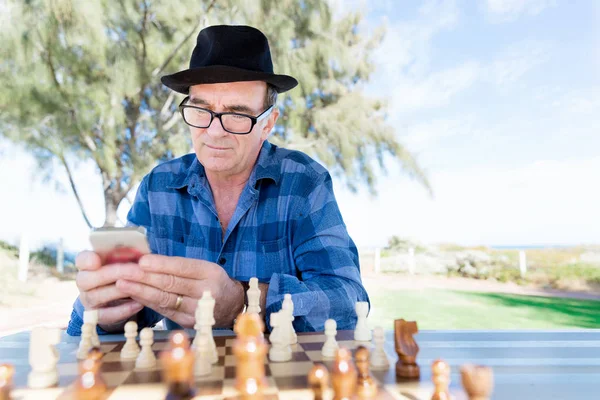 Viejo con su móvil — Foto de Stock