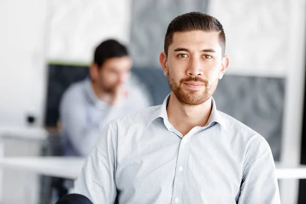 Attrayant employé de bureau assis au bureau — Photo