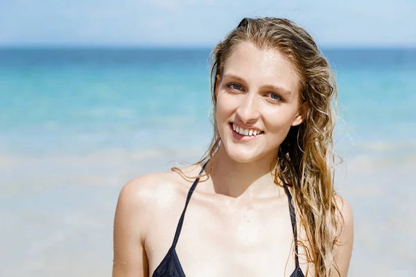 Jovem mulher na praia — Fotografia de Stock