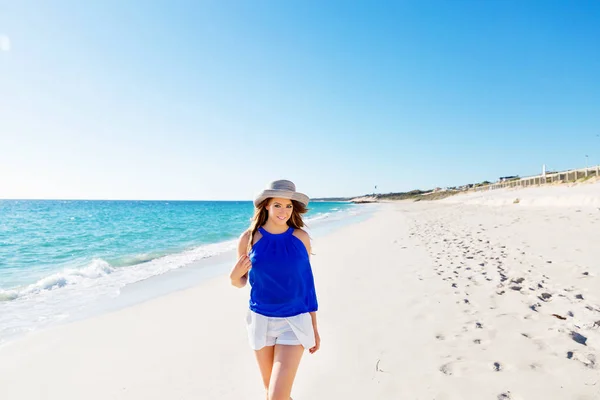 Jonge vrouw op het strand — Stockfoto