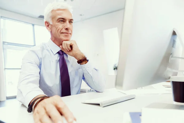 Een andere office dag achter computer — Stockfoto