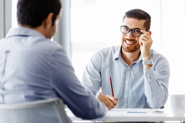 Två stiliga affärsmän i tjänst — Stockfoto