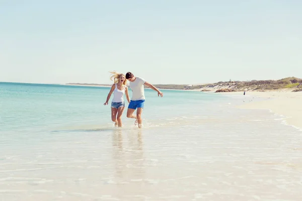 Romantiska ungt par på stranden — Stockfoto