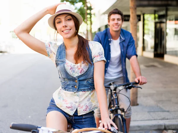 Happy couple in city with bike — Stock Photo, Image