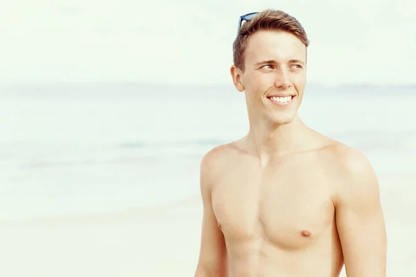 Beau homme posant à la plage — Photo