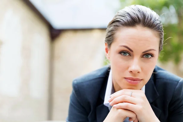 Porträt einer Geschäftsfrau, die im Freien lächelt — Stockfoto