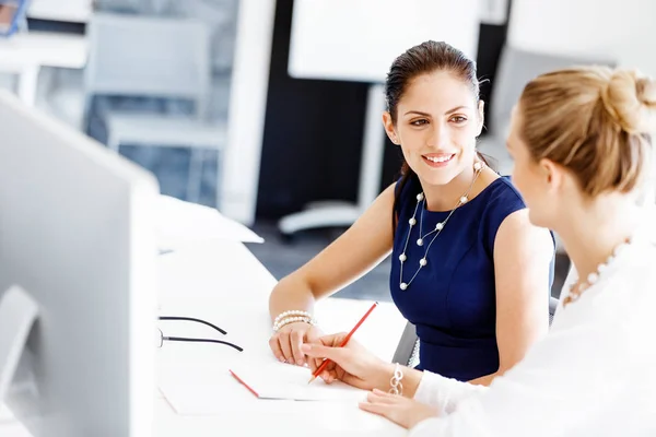 Two female colleagues in office — Stock Photo, Image