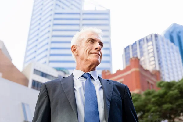 Portret van een zelfverzekerde zakenman buiten — Stockfoto