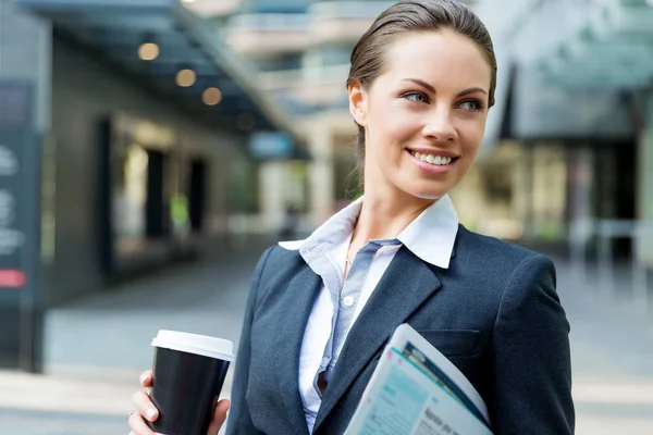 Portrait of business woman walking and smiling outdoor — Stock Photo, Image