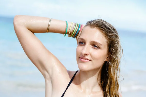 Junge Frau am Strand — Stockfoto