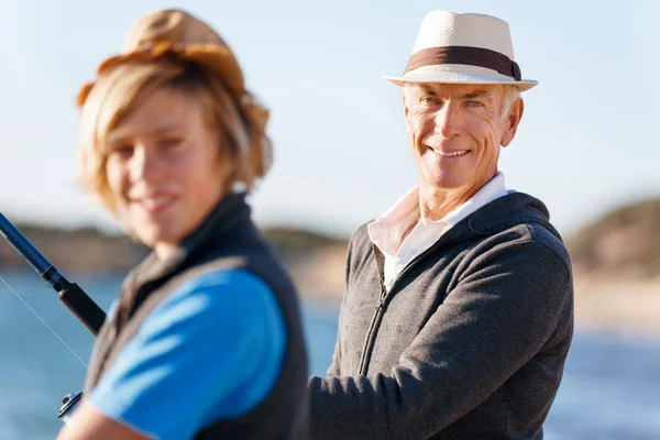 Senior man fiskar med sitt barnbarn — Stockfoto