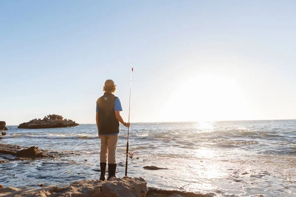 Adolescente pescando en el mar —  Fotos de Stock