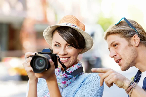 Coppia sorridente con la fotocamera — Foto Stock