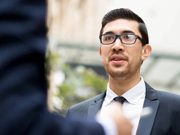 Portret przystojnego biznesmena outdoor — Zdjęcie stockowe