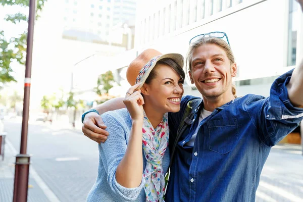 Smiling couple with the camera — Stock Photo, Image