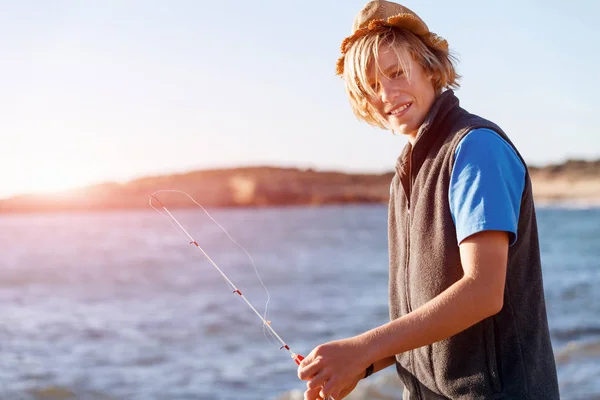 Dospívající chlapec, rybaření na moři — Stock fotografie