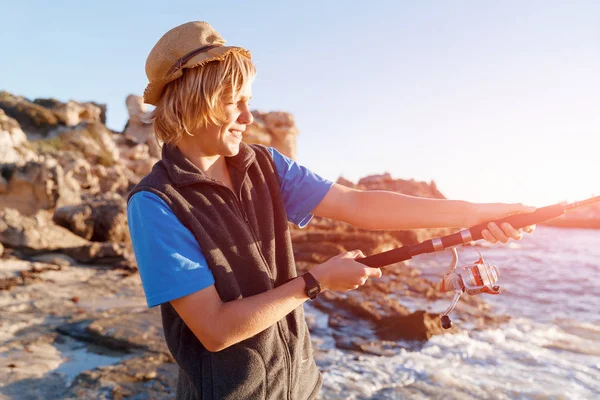 Tiener jongen vissen op zee — Stockfoto