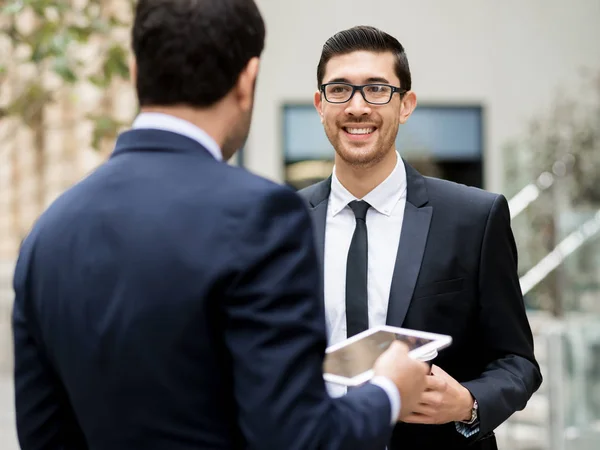 Zwei Geschäftsleute unterhalten sich im Freien — Stockfoto