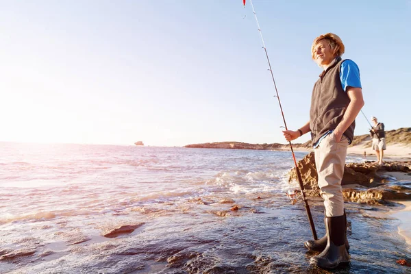 Adolescente ragazzo pesca in mare — Foto Stock