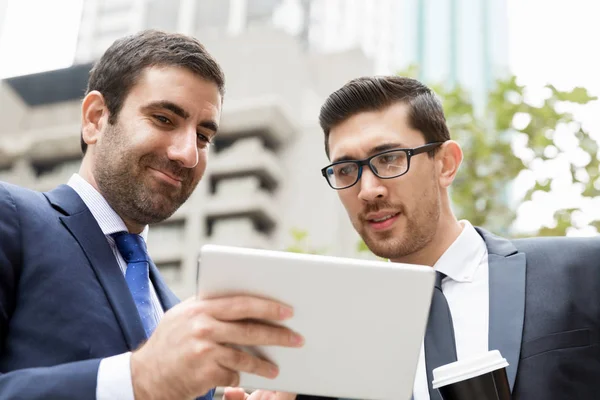 Dos hombres de negocios hablando al aire libre — Foto de Stock