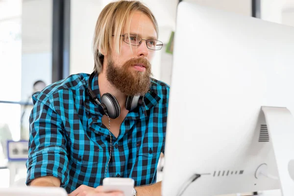 Junger Mann arbeitet im Büro — Stockfoto