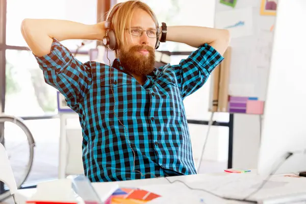 Junger Mann arbeitet im Büro — Stockfoto