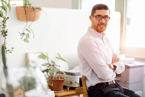 Jonge man in Office — Stockfoto