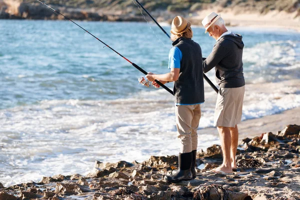 Uomo anziano pesca con suo nipote — Foto Stock