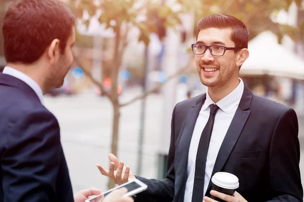 Dos hombres de negocios hablando al aire libre —  Fotos de Stock