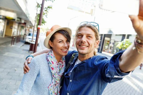 Leende par med kameran — Stockfoto